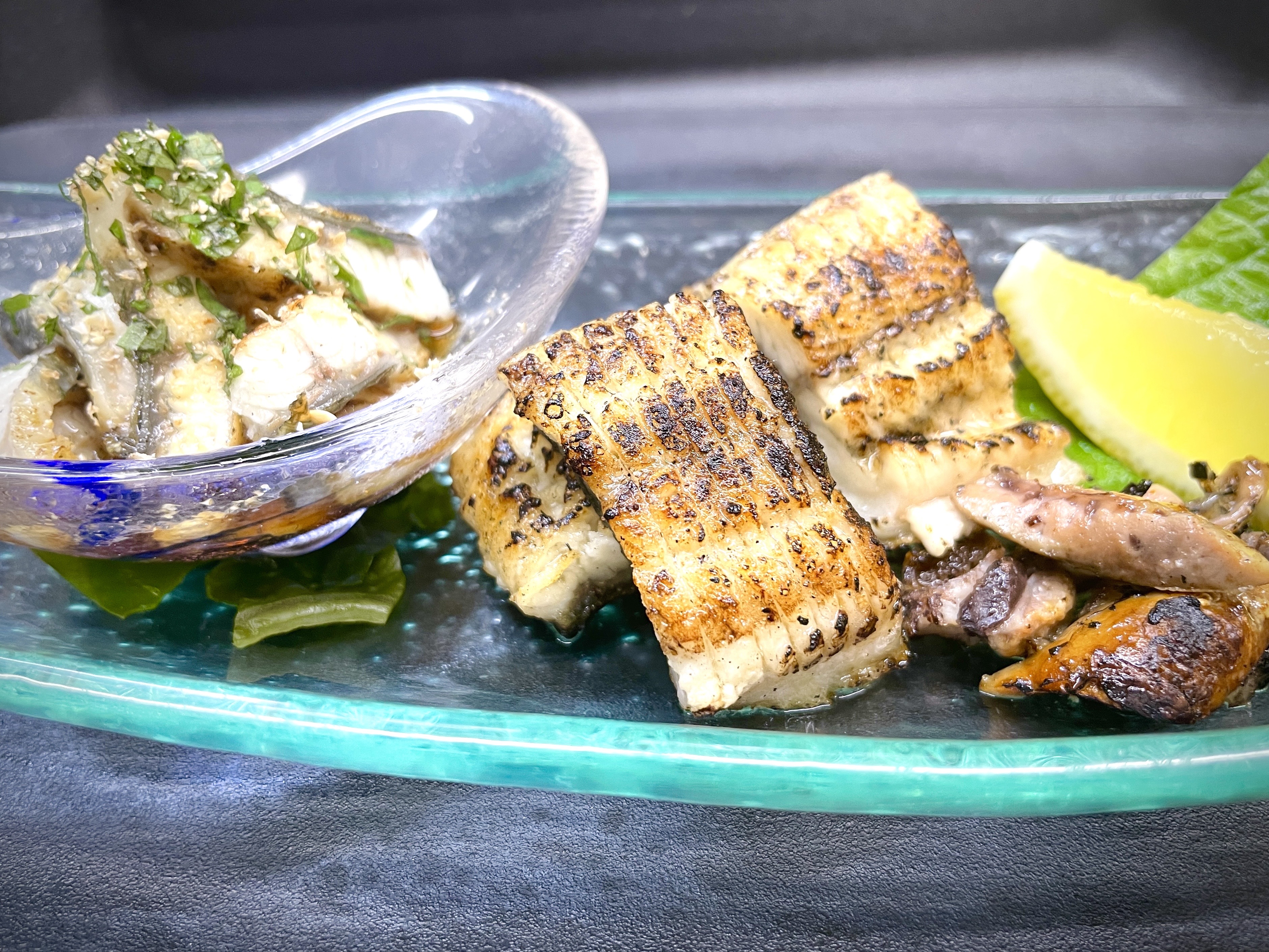 寿司職人が丁寧に握る様子